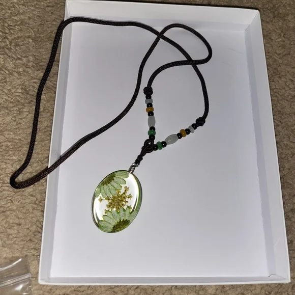 Beautiful Necklace with Jade beats - Picture 2 of 2